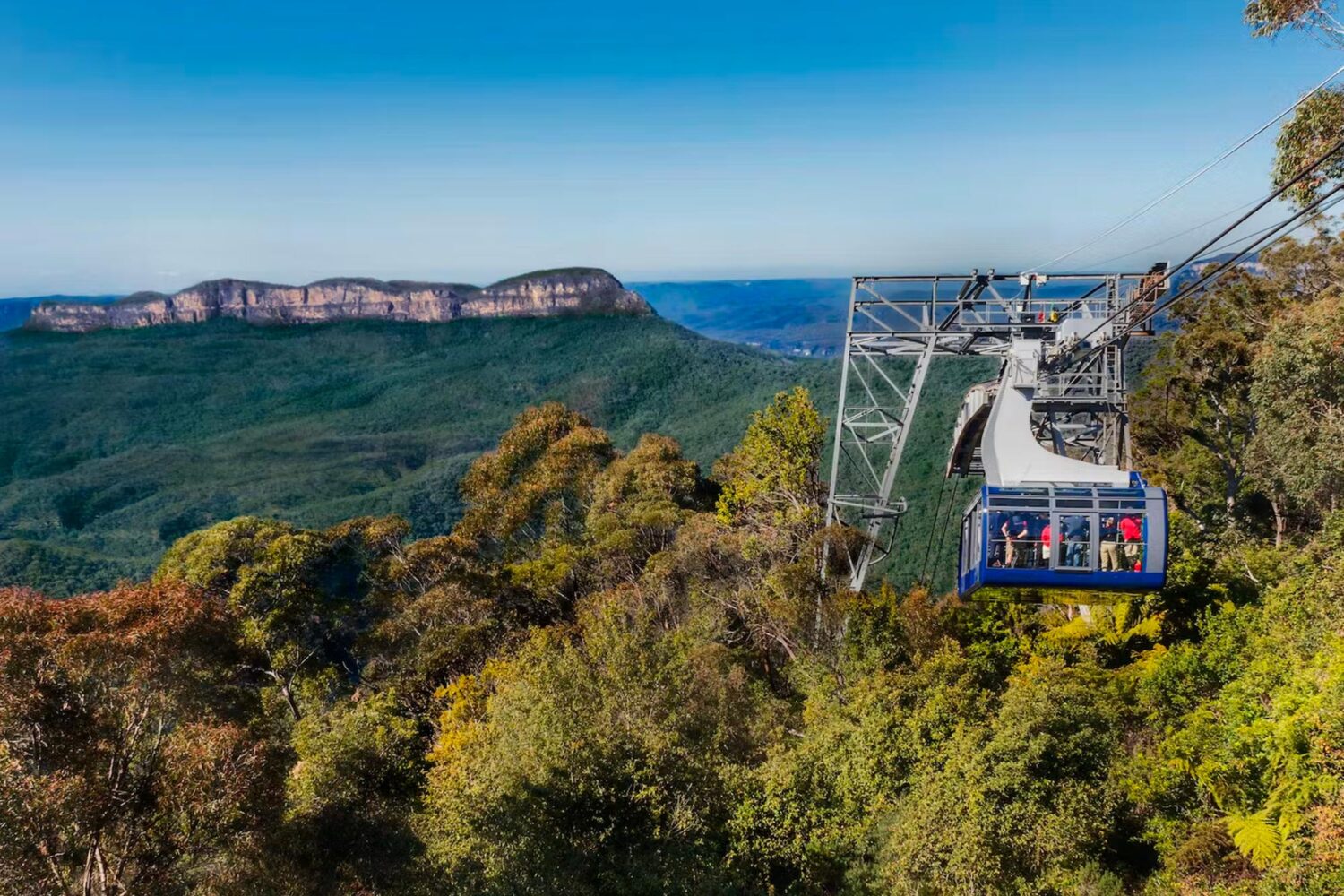 A cable car is going down from the top of Blue Mountains with Scenic Skyway